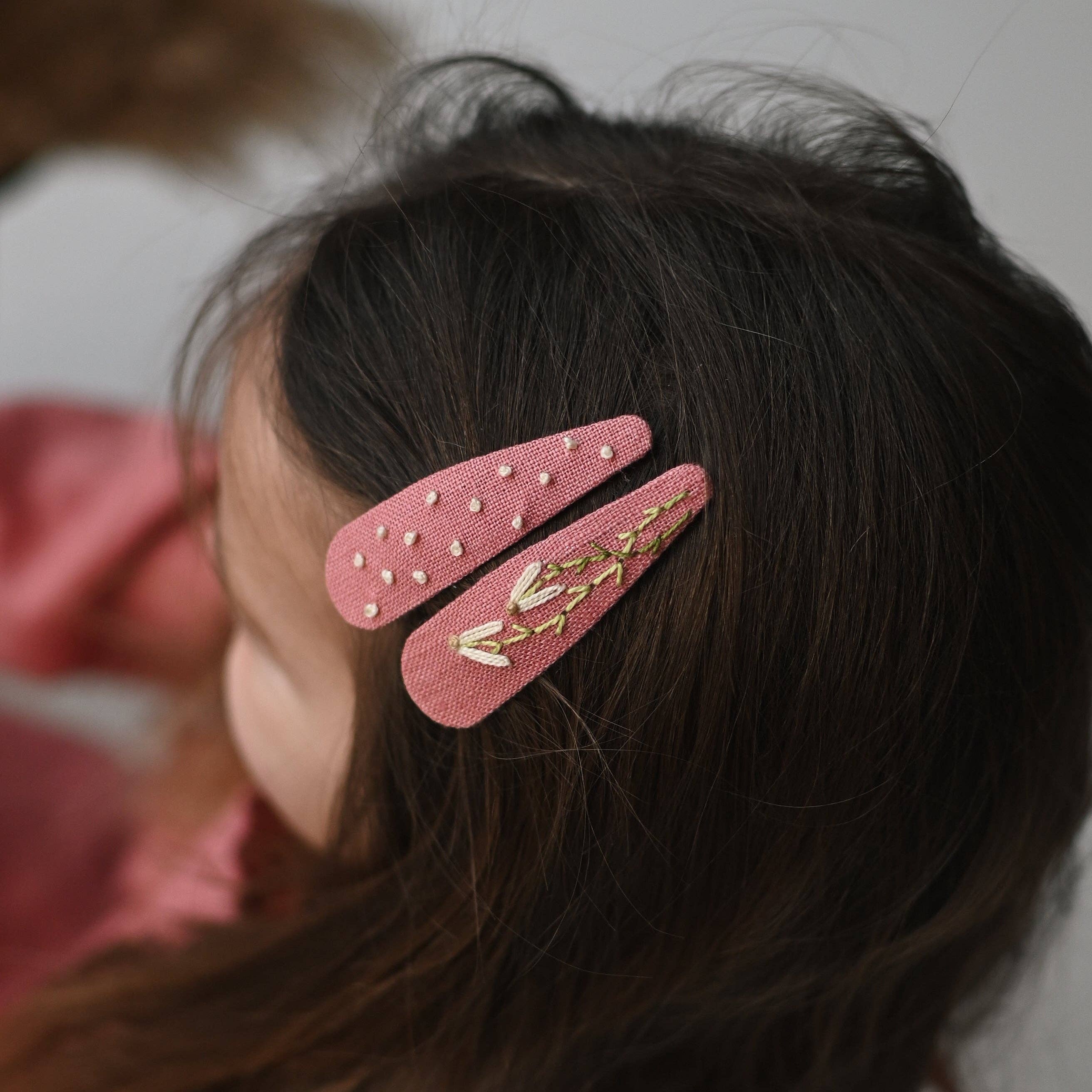 Lanika Atelier pöttyös és virágos hajcsatok kézzel hímzett mintákkal