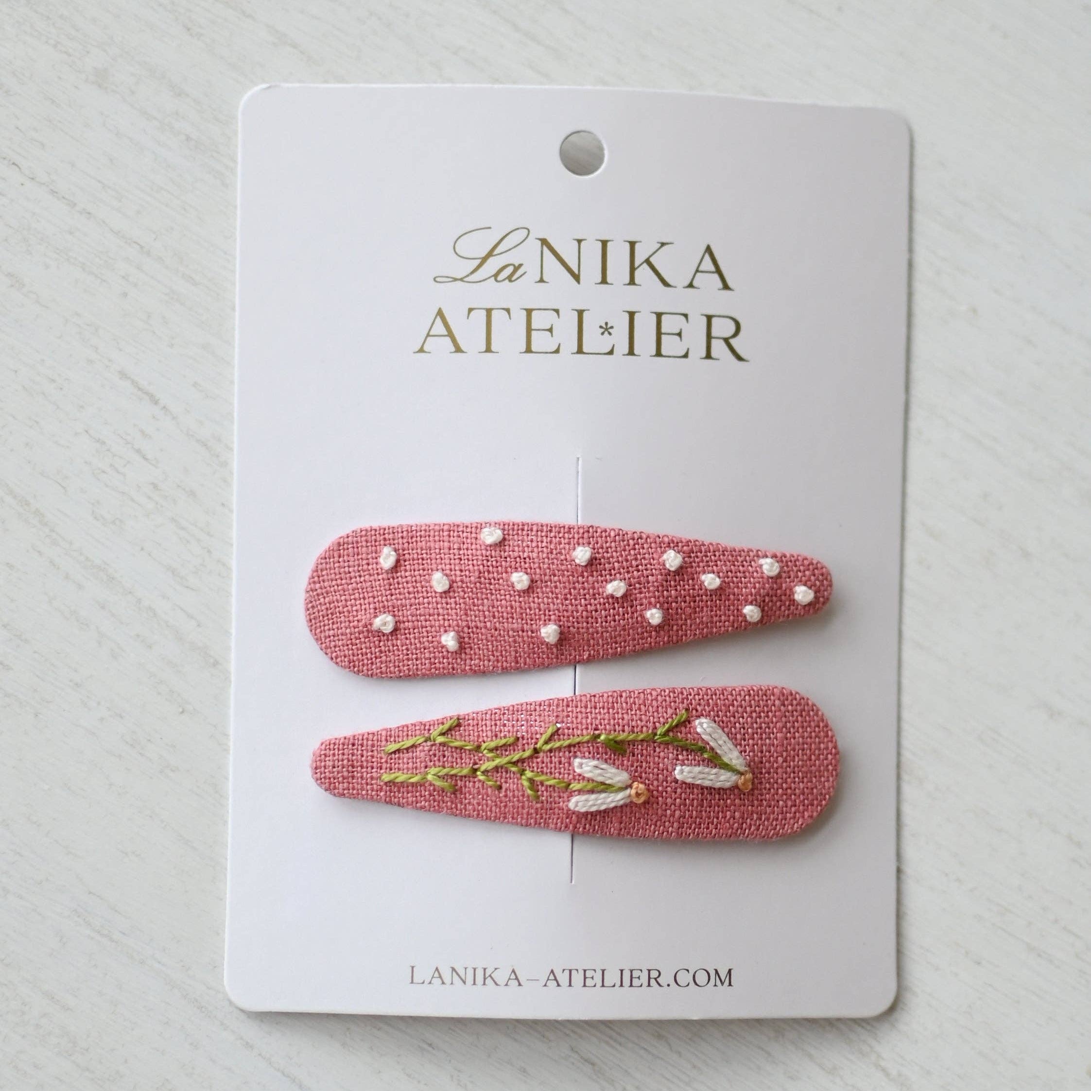 Rózsaszín alapon pöttyös és virágos mintás hajcsatok kézzel hímzett mintákkal