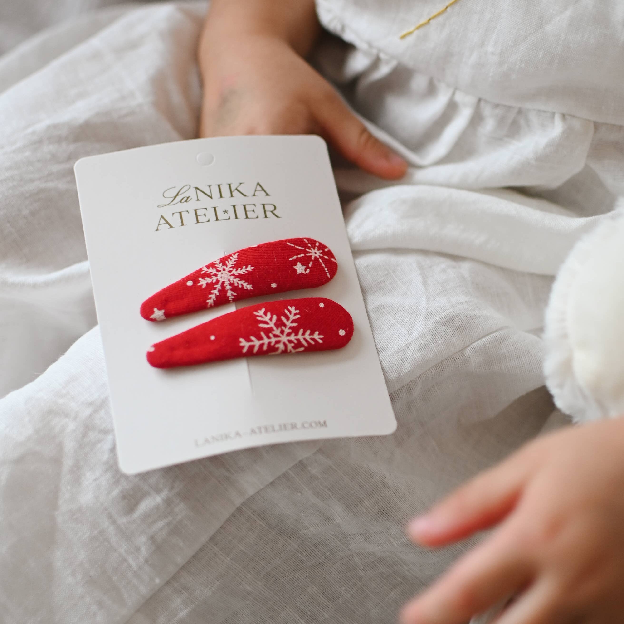 Lanika Ateliter karácsonyi hajcsat hópehely mintával piros alapon - Pippadu