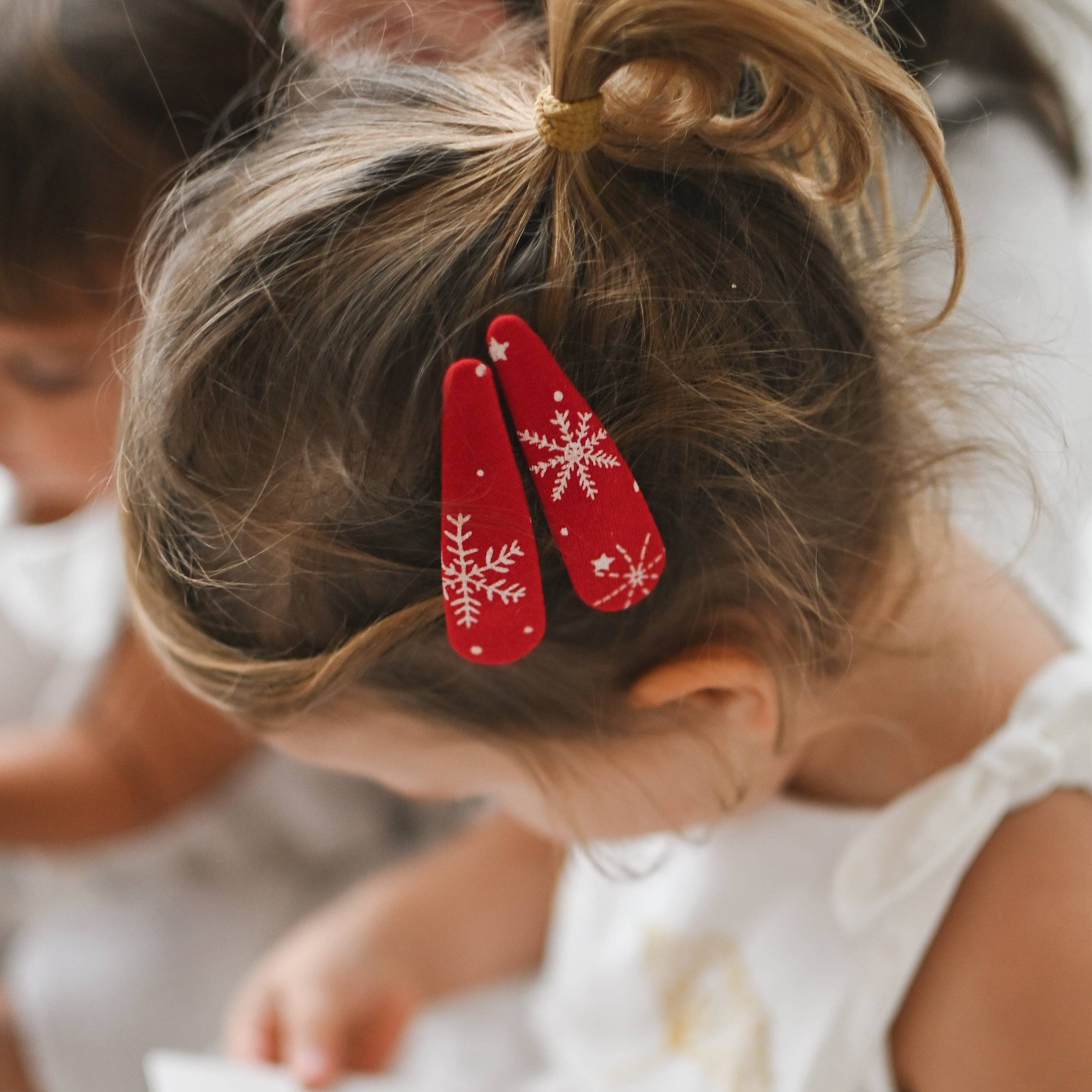 Karácsonyi hajcsat hópehely mintás anyagból - egyedi, kézzel készült