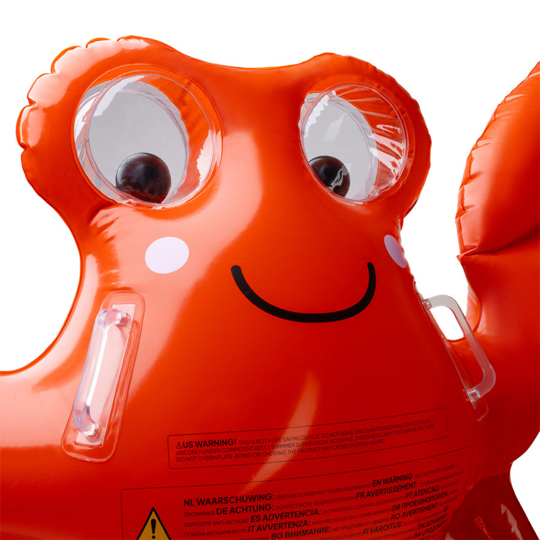 Közelkép a barátságos vörös homár fejéről és a masszív biztonsági kapaszkodókról.