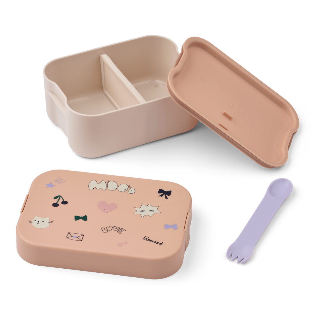 Nyitott Liewood Kamil play mintás uzsonnás doboz kék belsővel, állítható elválasztóval és sárga kombi evőeszközzel