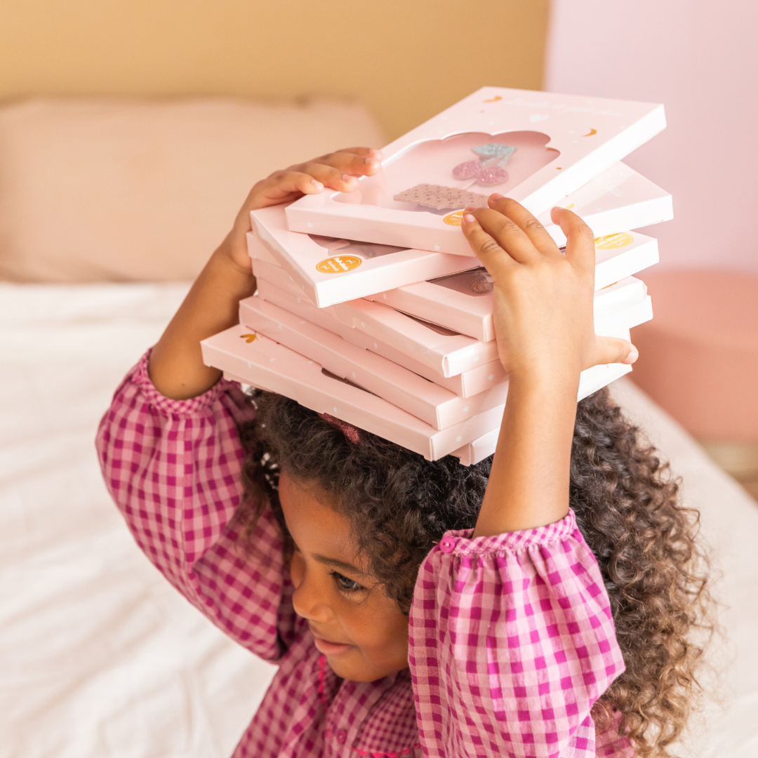 Luciole et Petit Pois ajándékdobozok mintás csatokkal, brossokkal, karkötőkkel