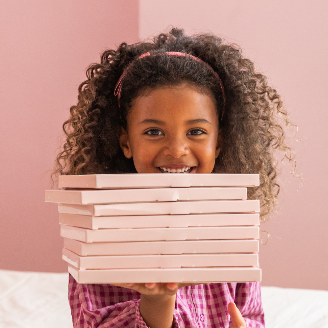 Luciole et Petit Pois elegáns ajándékdobozok mintás csatokkal, brossokkal, karkötőkkel