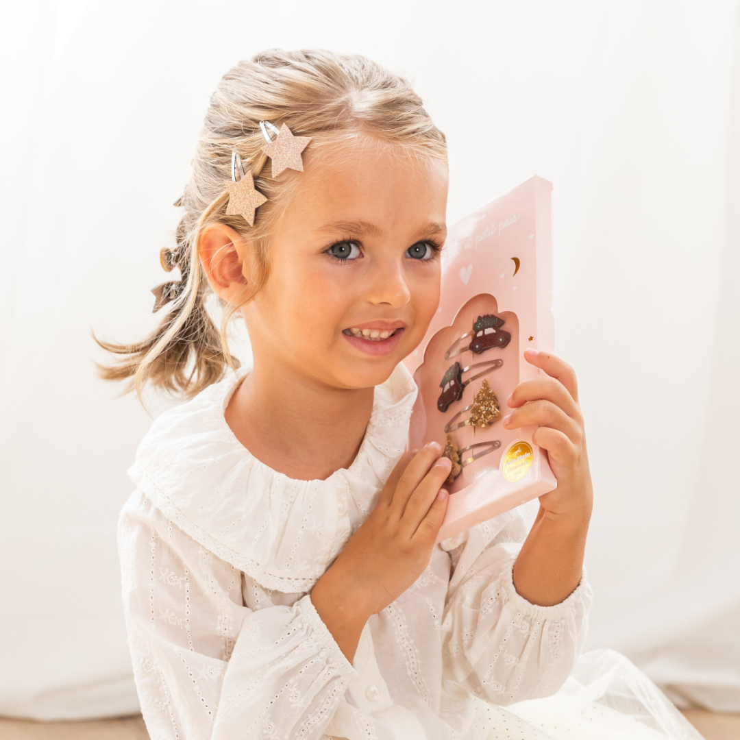 Gyerek karácsonyi hajdíszek ajándékdobozban: autós és fenyő mintás hajcsatok dobozban