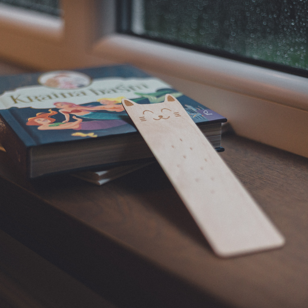 Milin fa gravírozott könyvjelző cica mintával