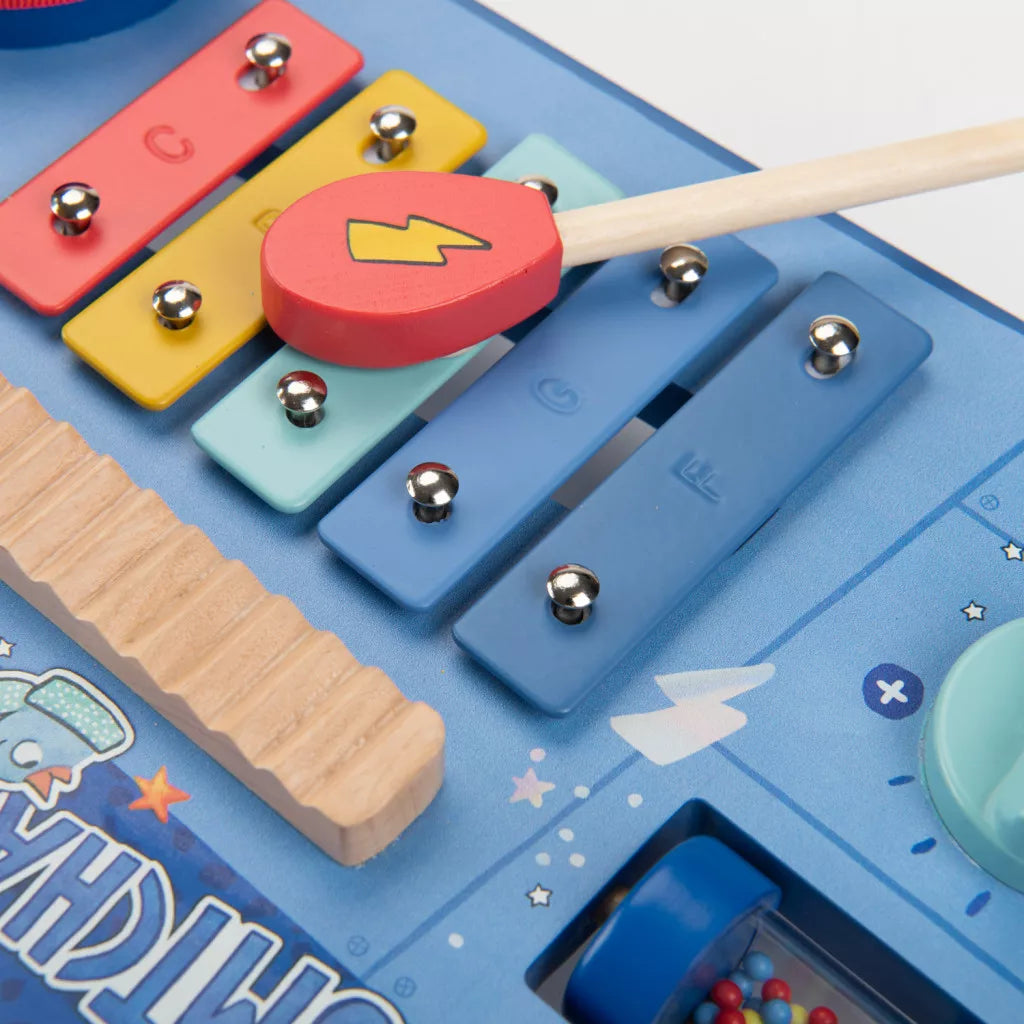 Moulin Roty Pamacs és Pamut hangszeres asztalka xilofon és dobverő közelről