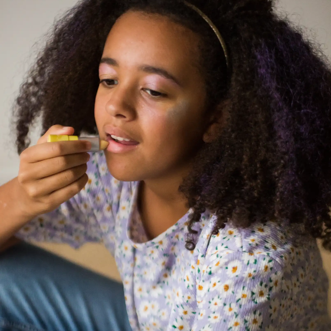 Kislány Namaki vanília illatú gyerek ajakbalzsamot használ
