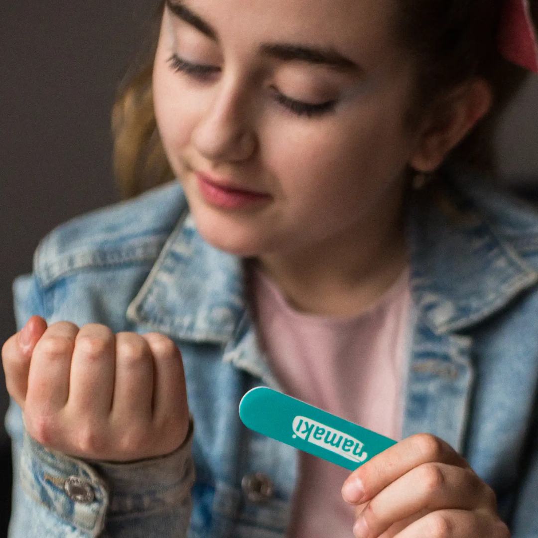 Namaki gyerek körömlakk használat közben, körömreszeléssel