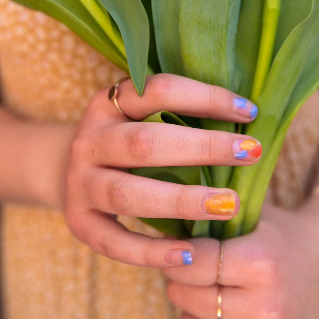 Naplemente árnyalatú Namaki gyerek körömlakk mintás körmökön