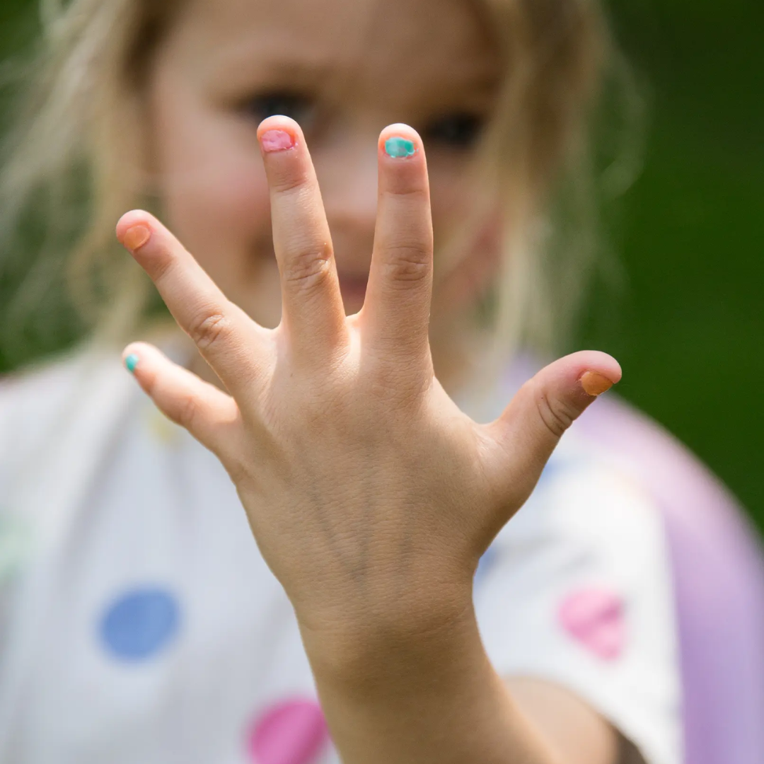 Gyerek körömfestés Namaki vízbázisú körömlakkal, nyári színekben