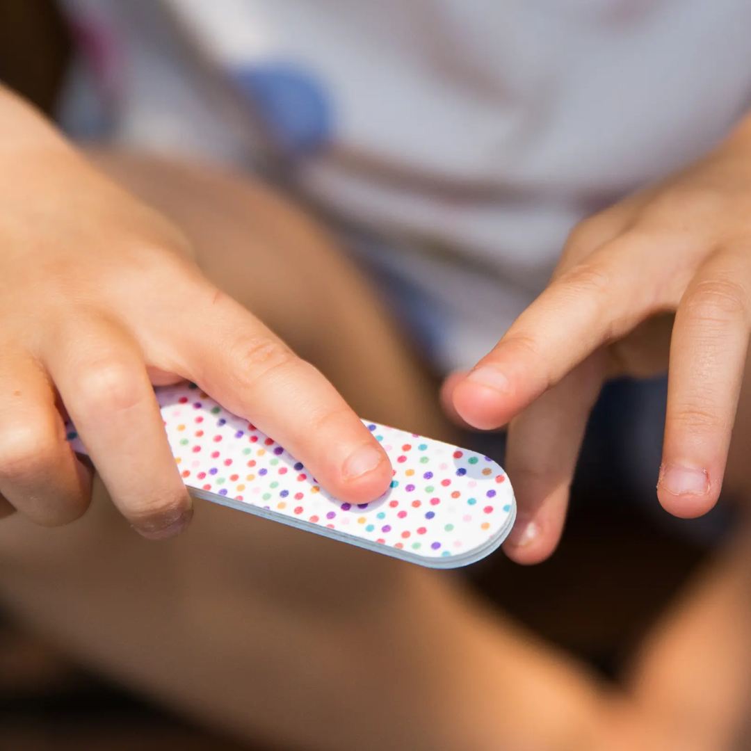 Gyerek kéz mintás Namaki körömreszelővel, körömápolás játékos közben