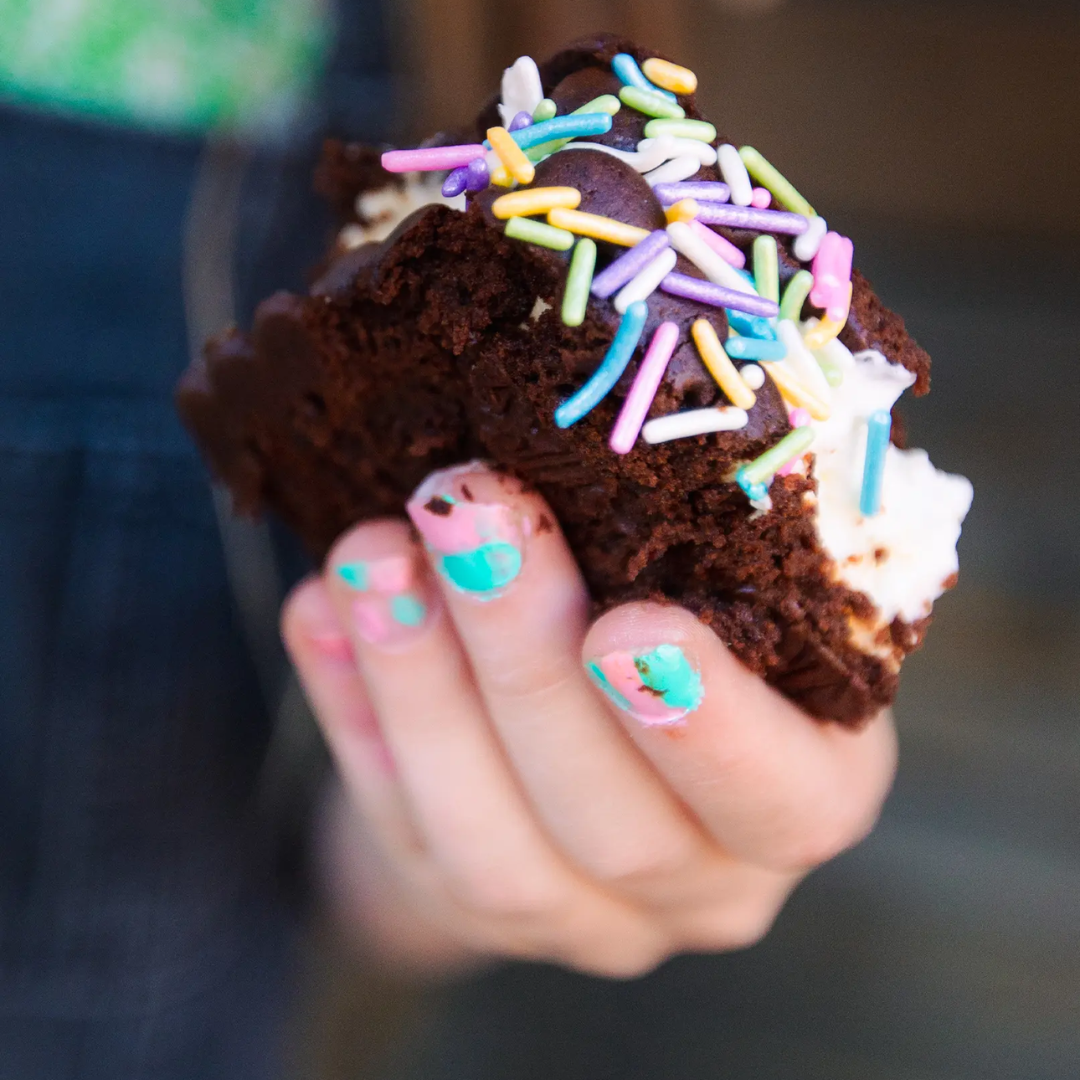 Gyerek kéz színes, mintás körmökkel Namaki vízbázisú körömlakkal