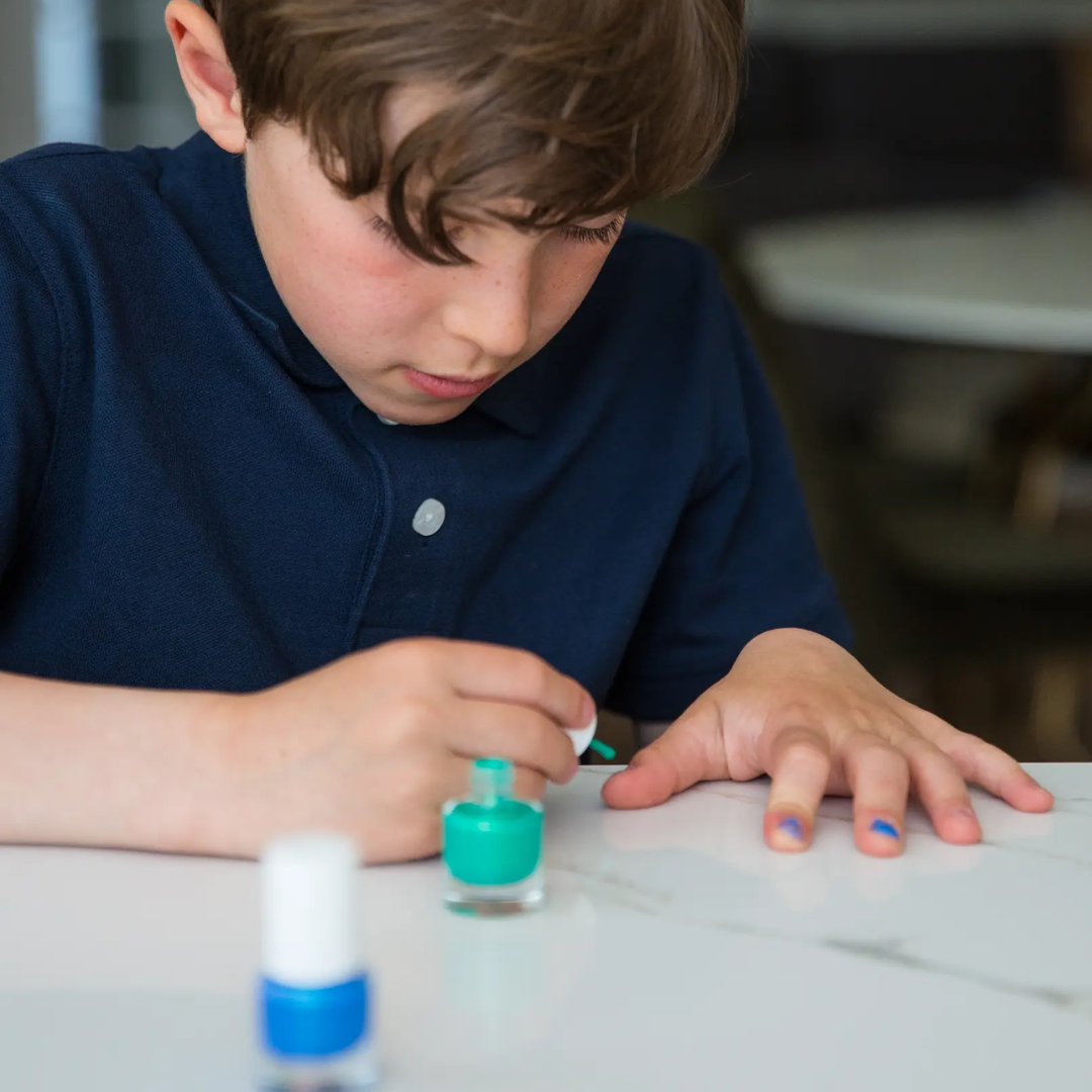 Gyerek Namaki vízbázisú körömlakkot használ Aurora Borealis színekben