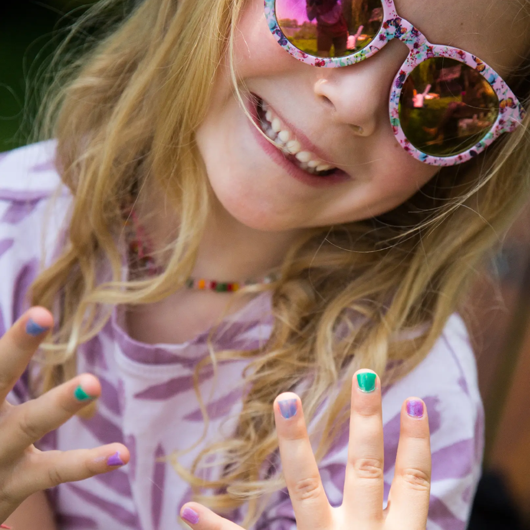 Namaki Aurora Borealis gyerek körömlakk színei festett körmökön