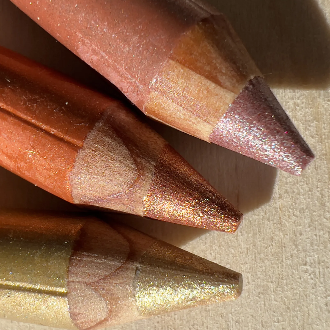 Namaki gyerek sminkceruza fémes csillogású hegyének közeli részlete