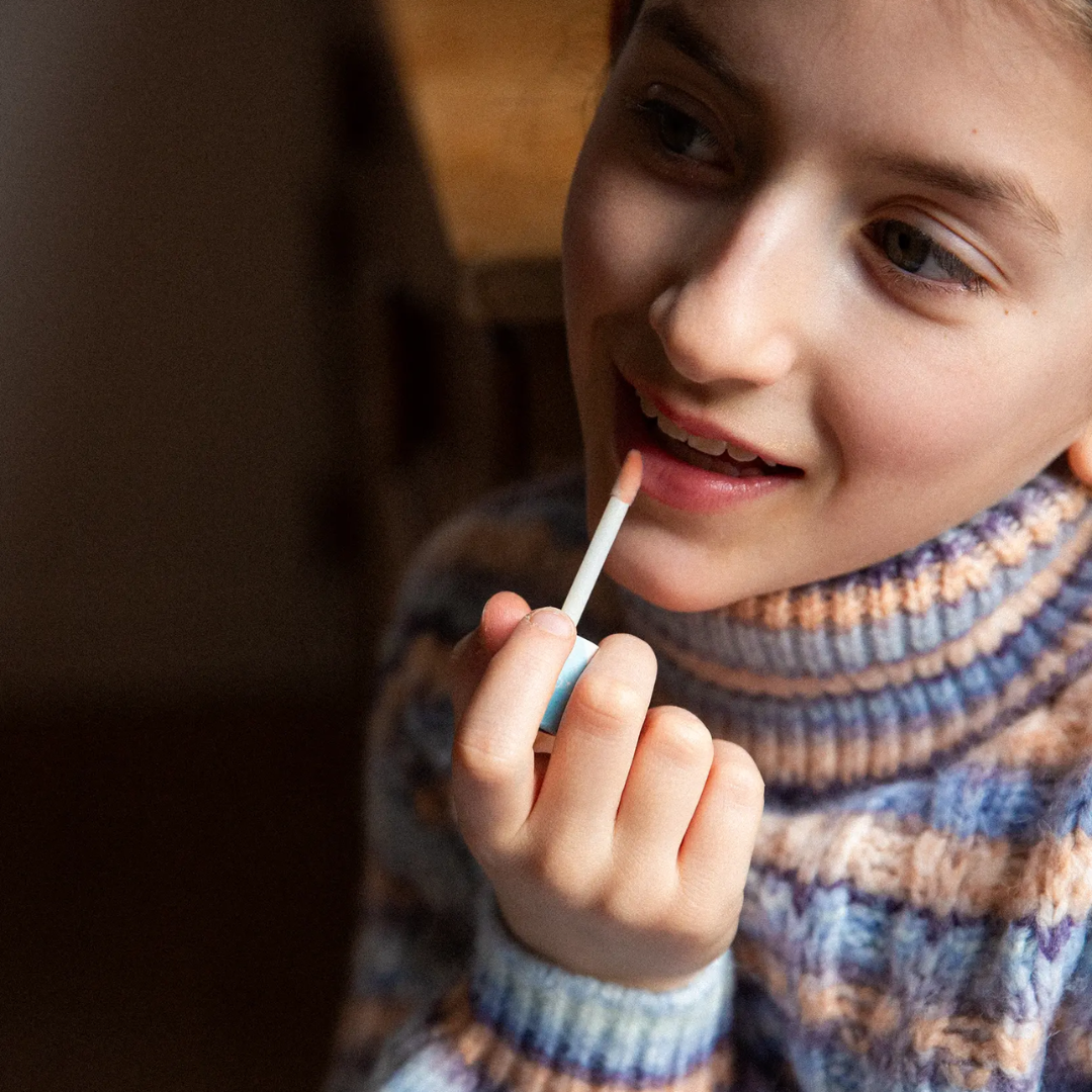 Kislány Namaki csillogó gyerek szájfényt használ
