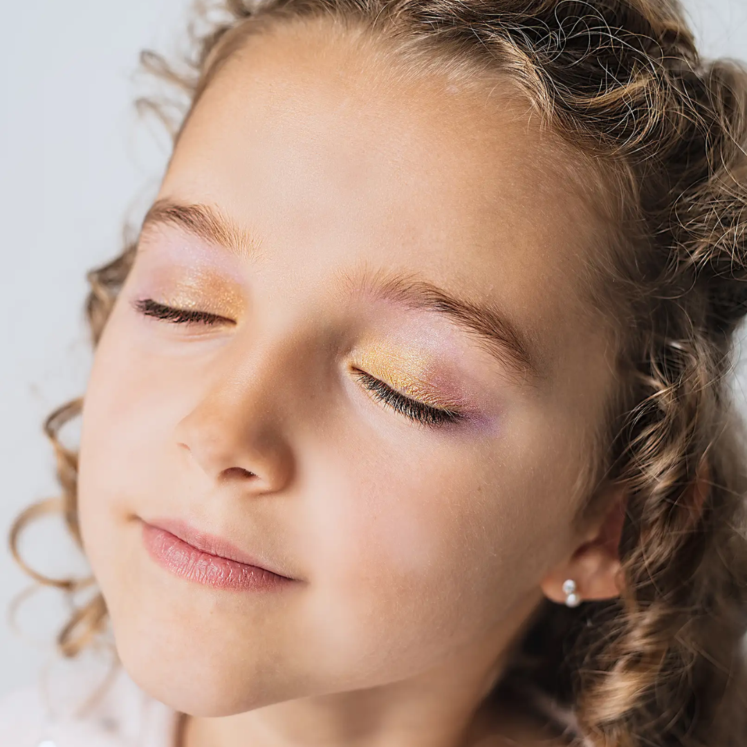 Kislány szemhéjára felvitt Namaki gyerek szemhéjpúder finom csillogással