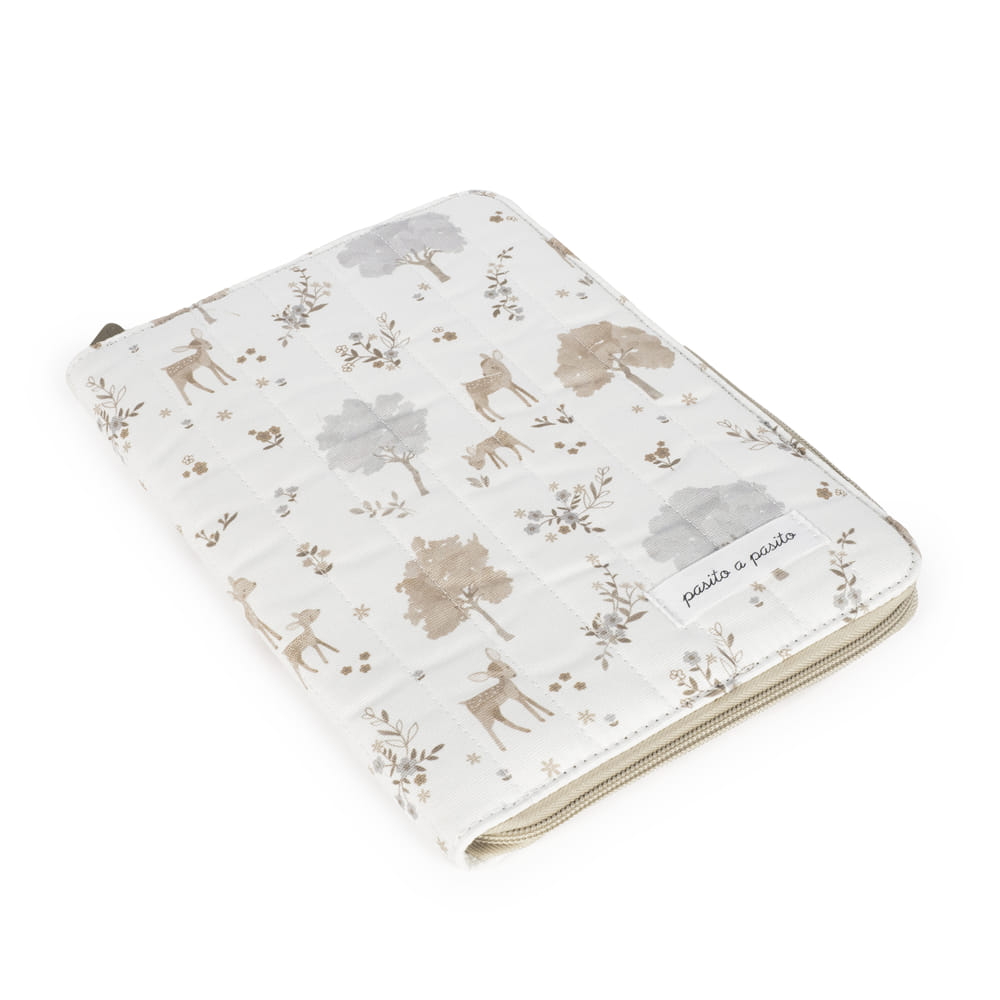 Nagyalakú egészségügyi kiskönyv borító szarvas és fa mintával