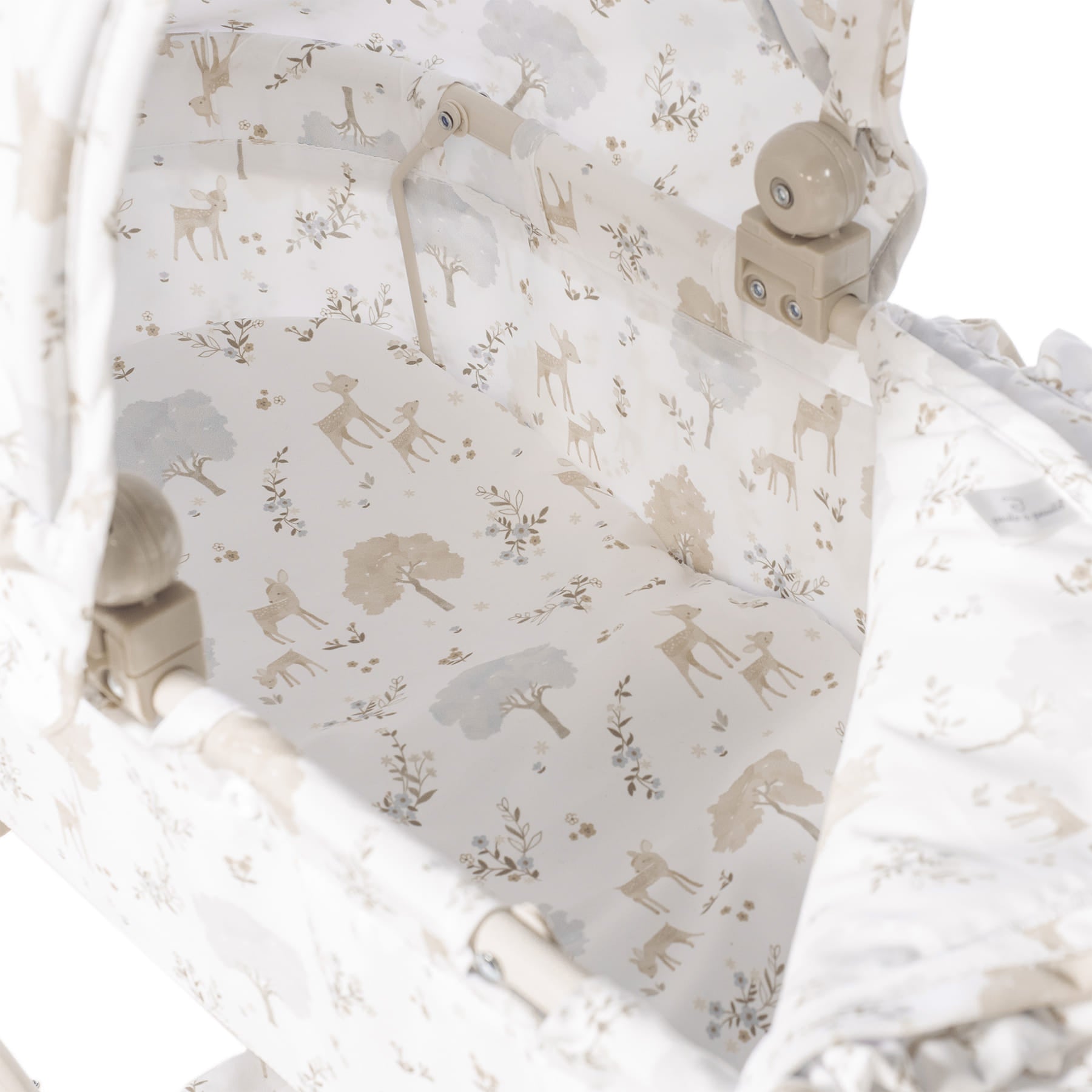 Klasszikus játék babakocsi közelről, amin jól látszik az őzikés, fás minta