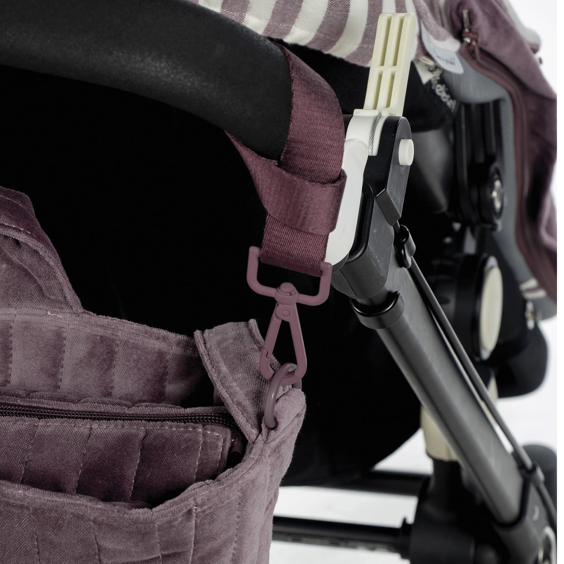 Egyszerűen rögzíthető a fülek segítségével a bársony pelenkázó táska a babakocsira