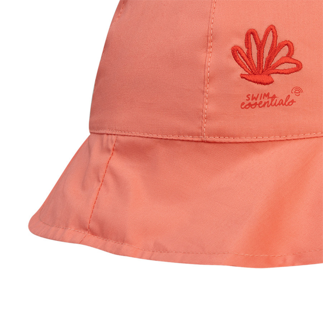 Közelkép a Swim Essentials napkalap hímzett kagyló mintájáról.