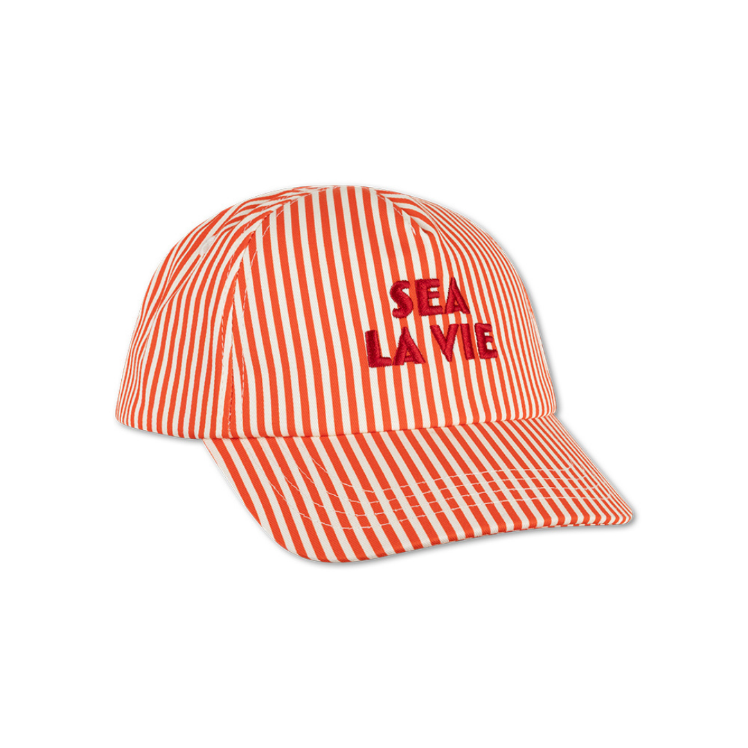 Swim Essentials piros-fehér csíkos gyerek baseball sapka hímzett Sea La Vie felirattal.