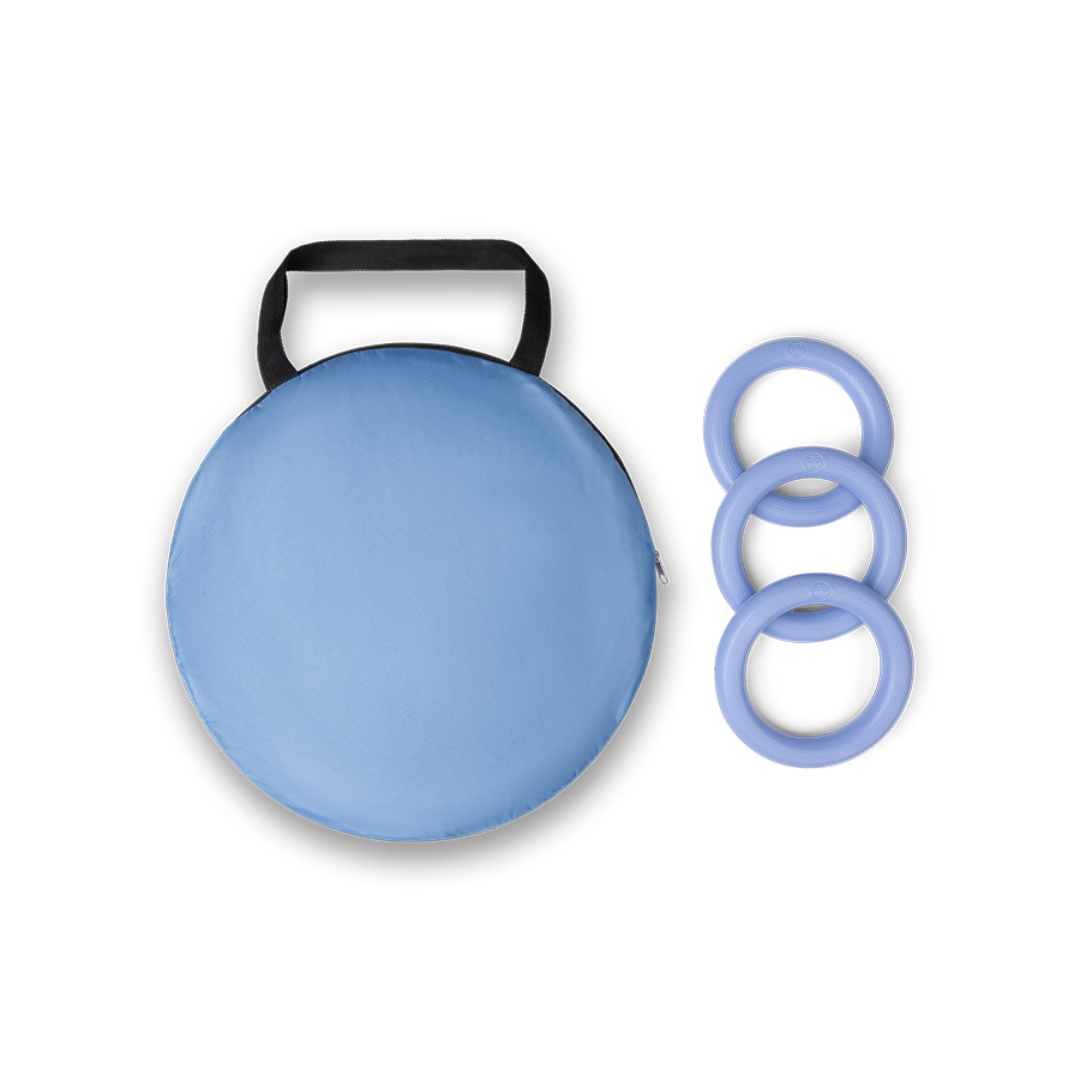 A kék Swim Essentials szörfös játszószőnyeg kiegészítői: hordozótáska és három darab kék dobálókarika.