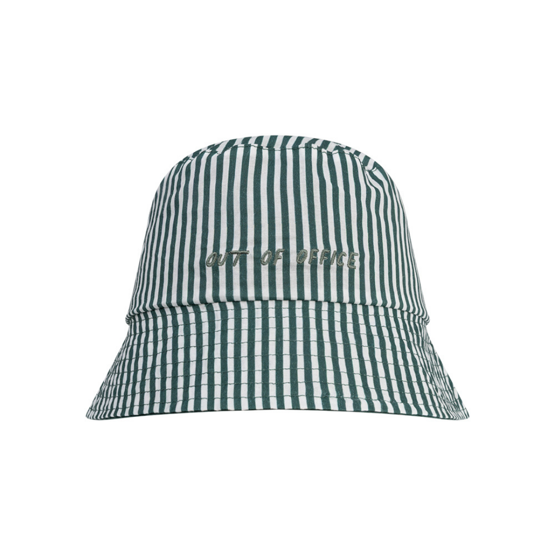 Swim Essentials kifordítható gyerek napsapka fehér-zöld csíkos mintával és 'OUT OF OFFICE' hímzéssel.