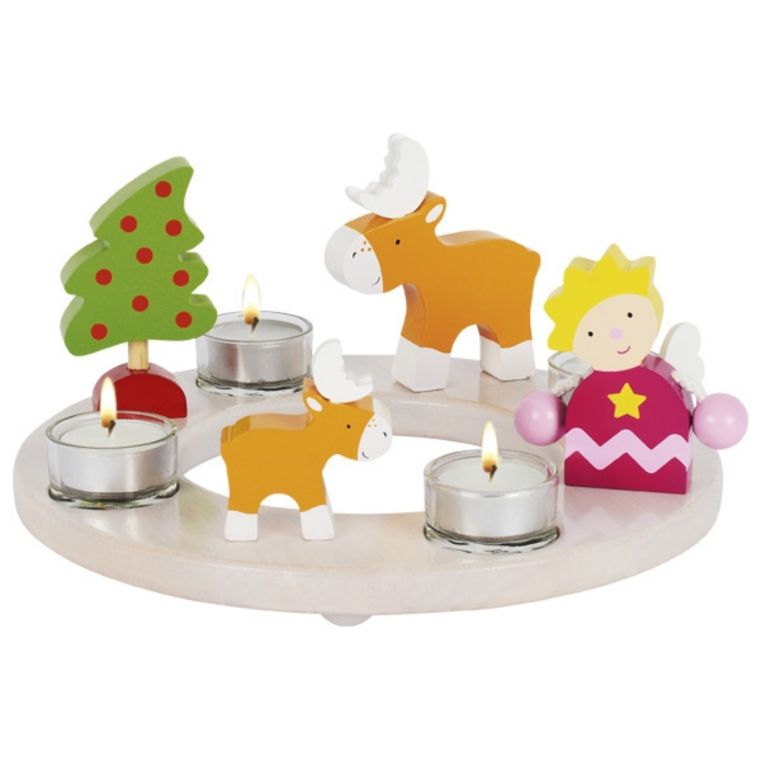 Ünnepi fa gyertyakoszorú karácsonyi díszítéssel, gyertyatartóval – természetes fa dekoráció az ünnepi asztalra