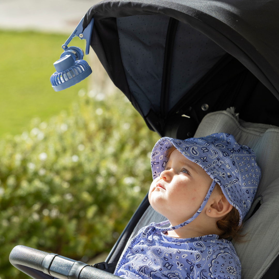 Walking Mum Bandana mintás kék ventilátor babakocsi kupolájára szerelve használat közben