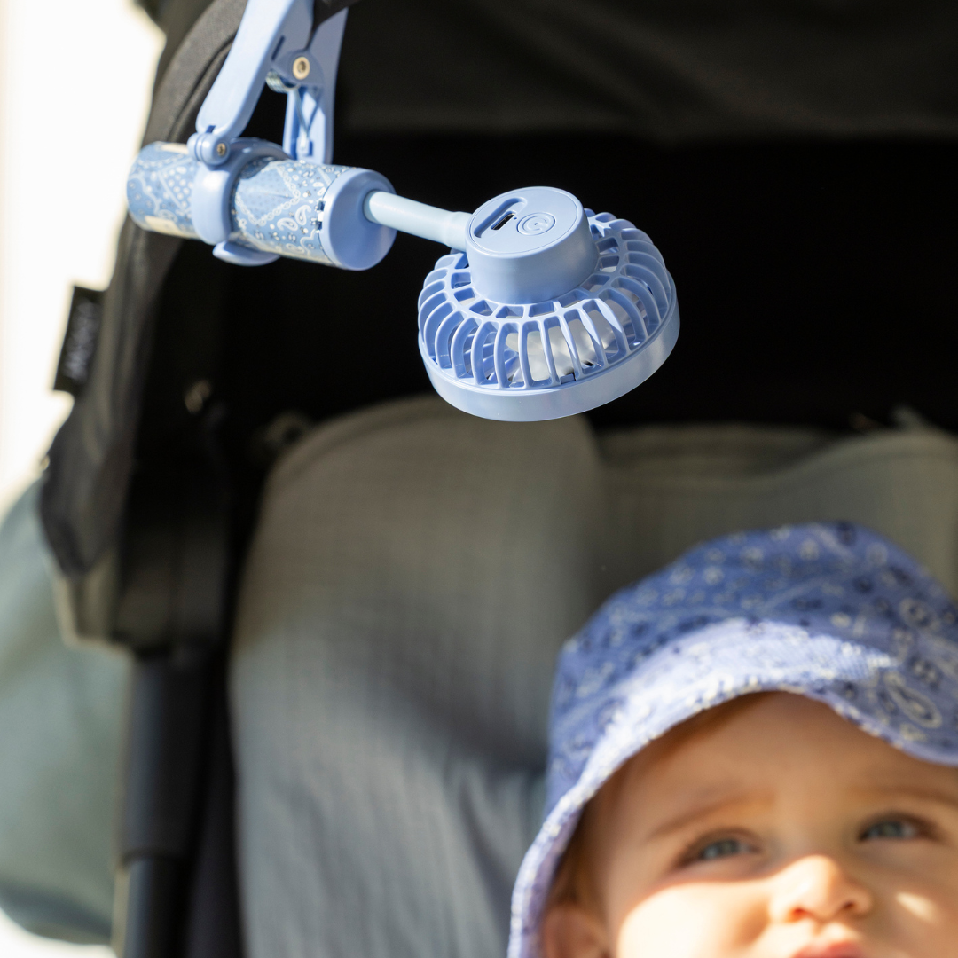 Közelkép a Walking Mum babakocsira csíptetett kék bandana mintás ventilátorról