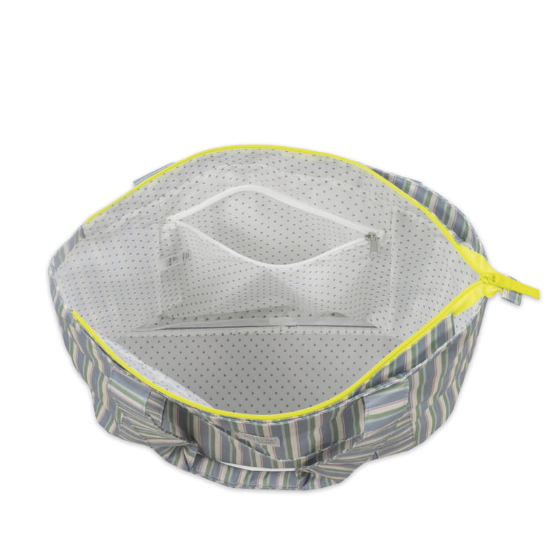 A zöld-kék csíkos strandtáska tágas belső tere a homokmentes hálós aljjal