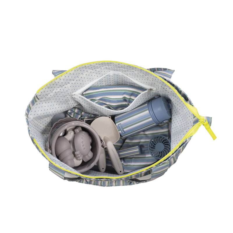 Walking Mum csíkos strandtáska belső nézete nyári játékokkal megtöltve
