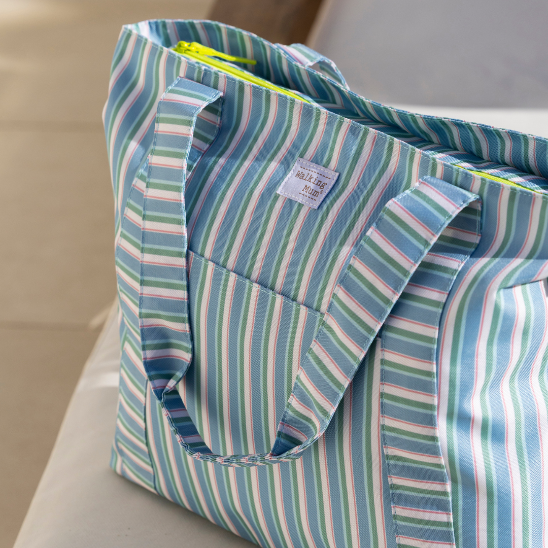 Walking Mum zöld-kék csíkos strandtáska közeli lifestyle fotója