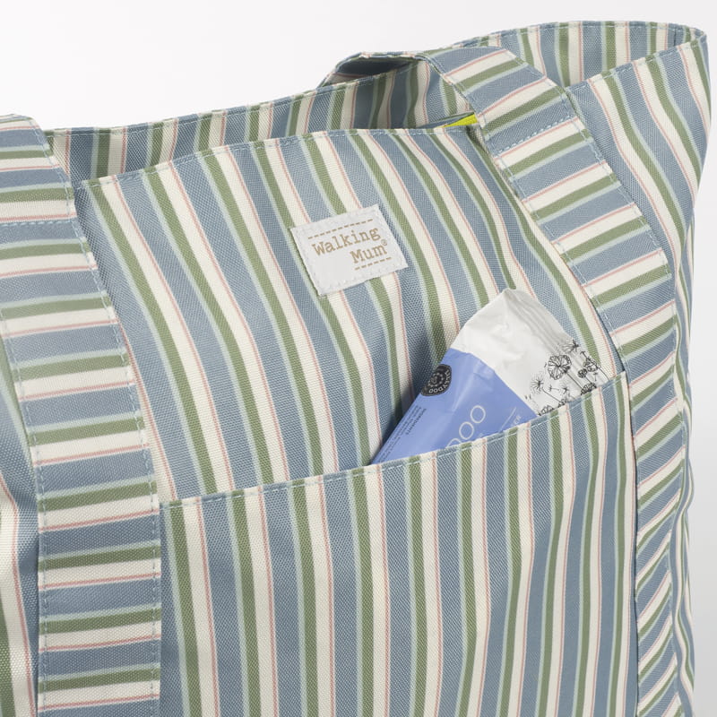 Közelkép a Walking Mum csíkos táska praktikus külső zsebéről