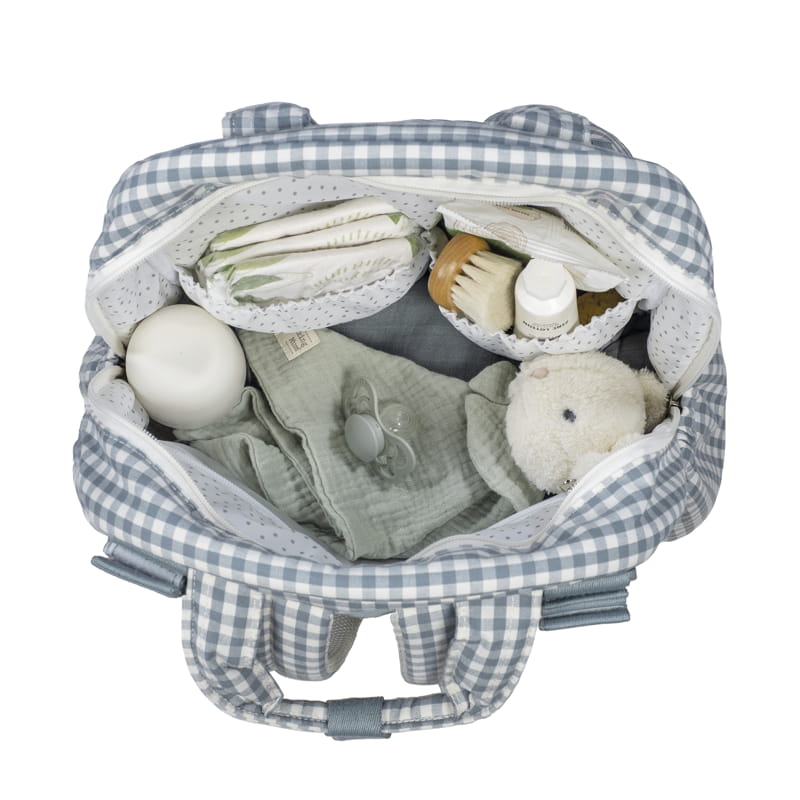 A zöld kockás Matcha pelenkázó hátizsák tágas belseje babaholmikkal