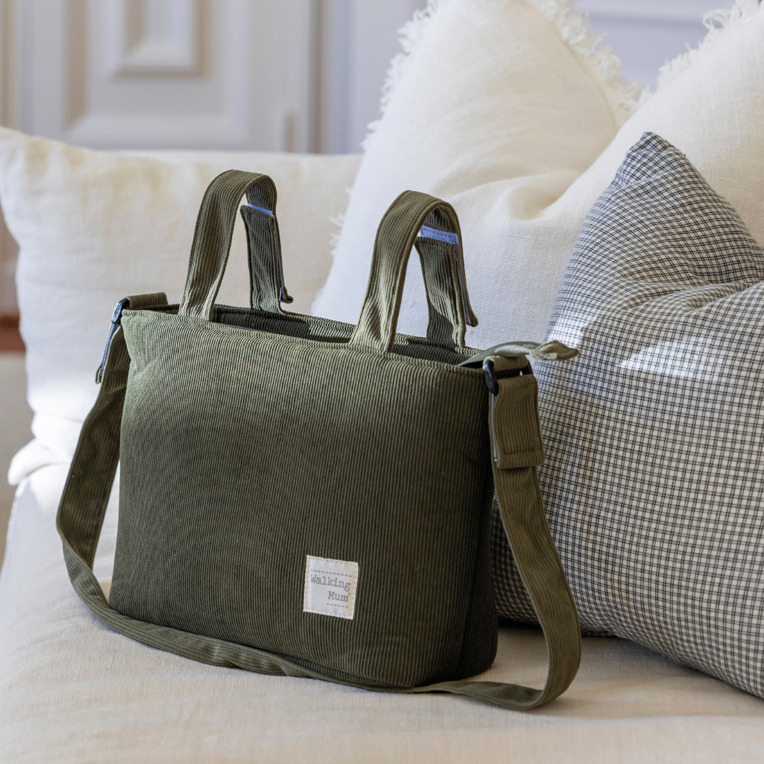 Pelenkázó táska korbársony anyagból menta színben a Walking Mum márkától
