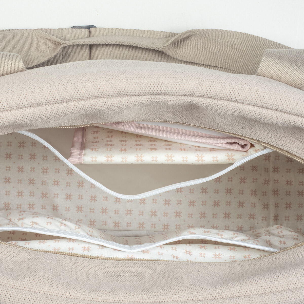 Vízhatlan zseb a nagy Eco Mum bézs pelenkázó táskában vizes ruháknak, pelenkának