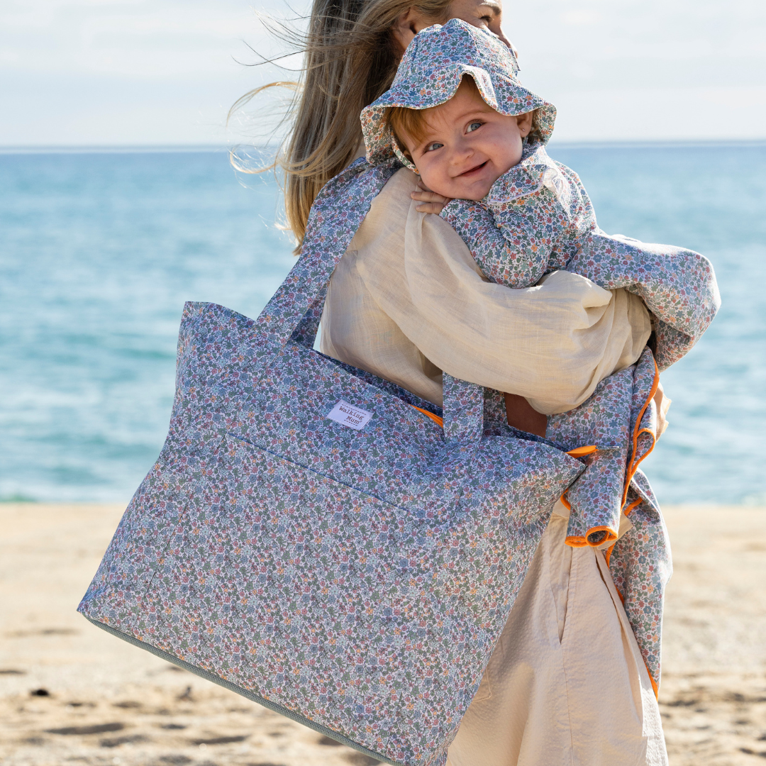 Walking Mum virágos táska és a hozzá illő babaholmik a tengerparton