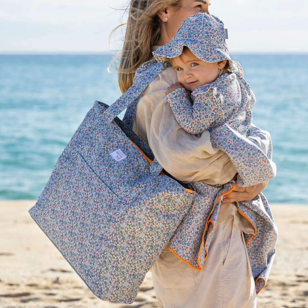 Walking Mum virágos strandtáska használat közben a tengerparton