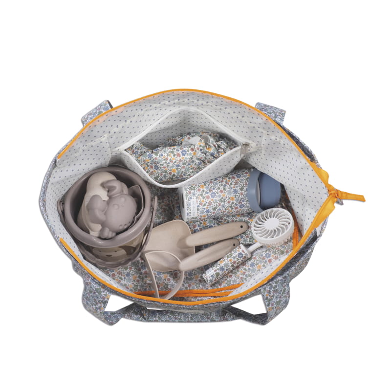 Virágmintás nagyméretű strandtáska belseje játékokkal és kiegészítőkkel