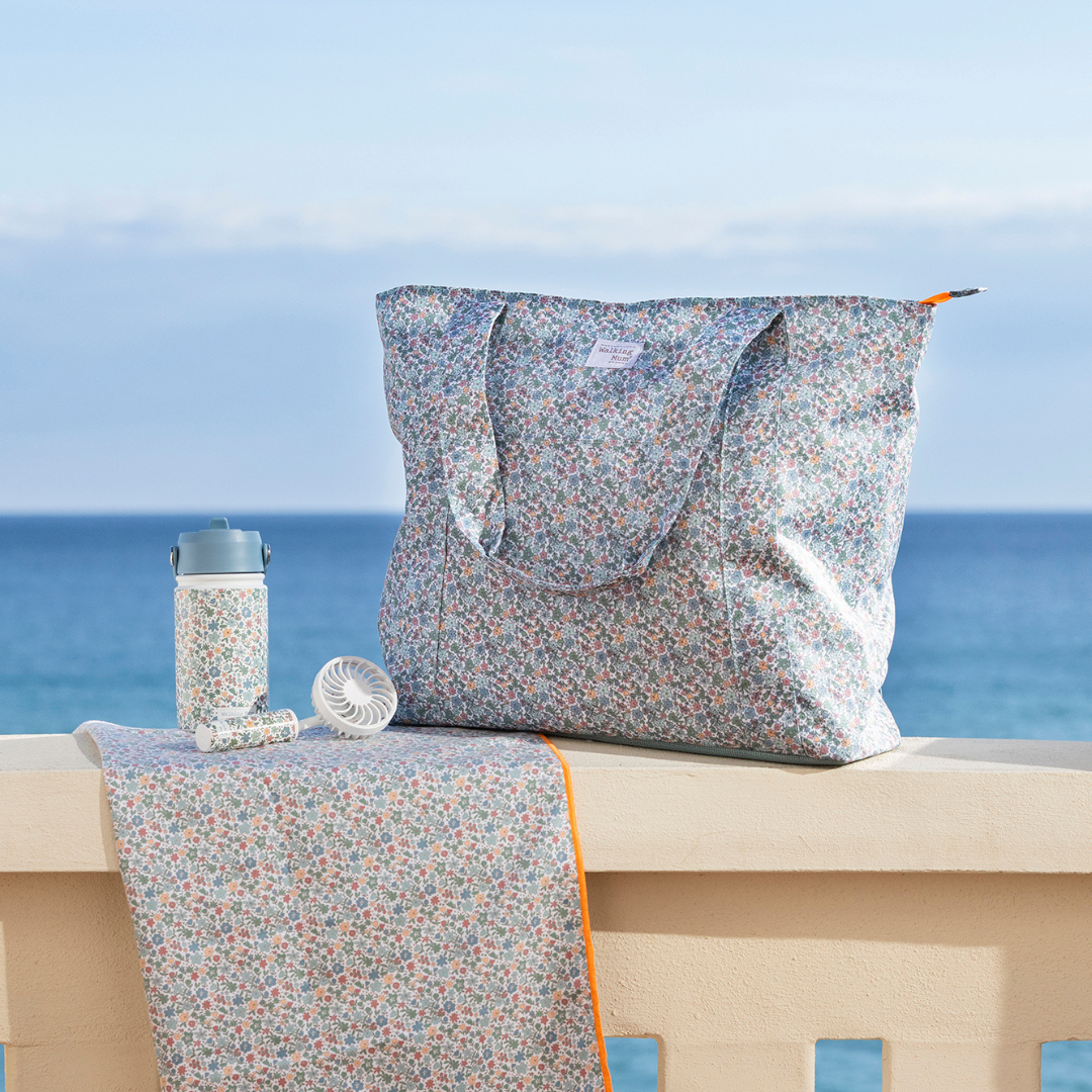 Walking Mum virágos strandtáska, törölköző és kulacs a tengerparton
