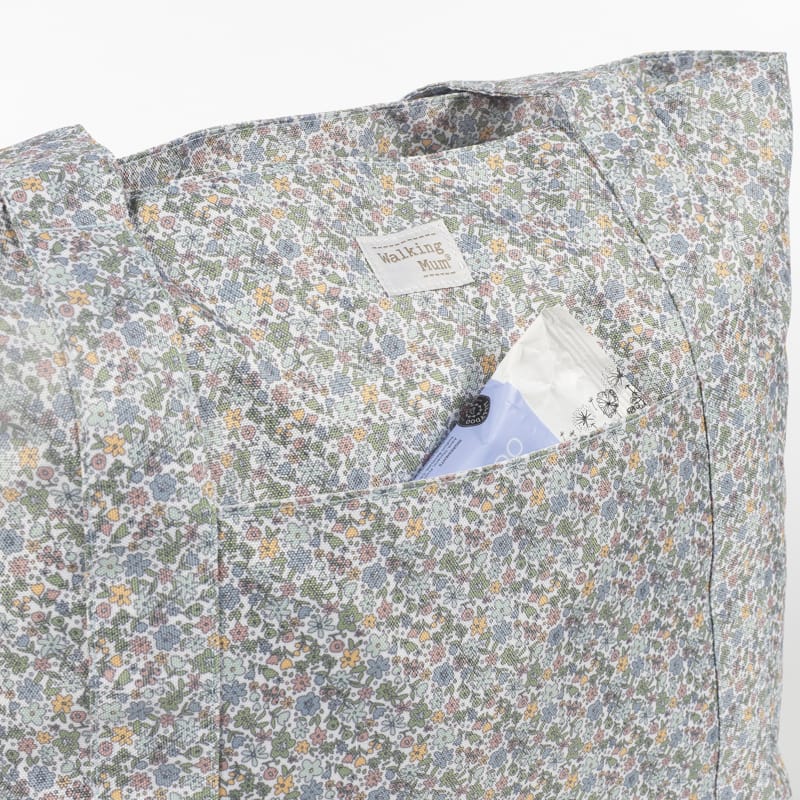 Walking Mum virágos strandtáska praktikus külső zsebe