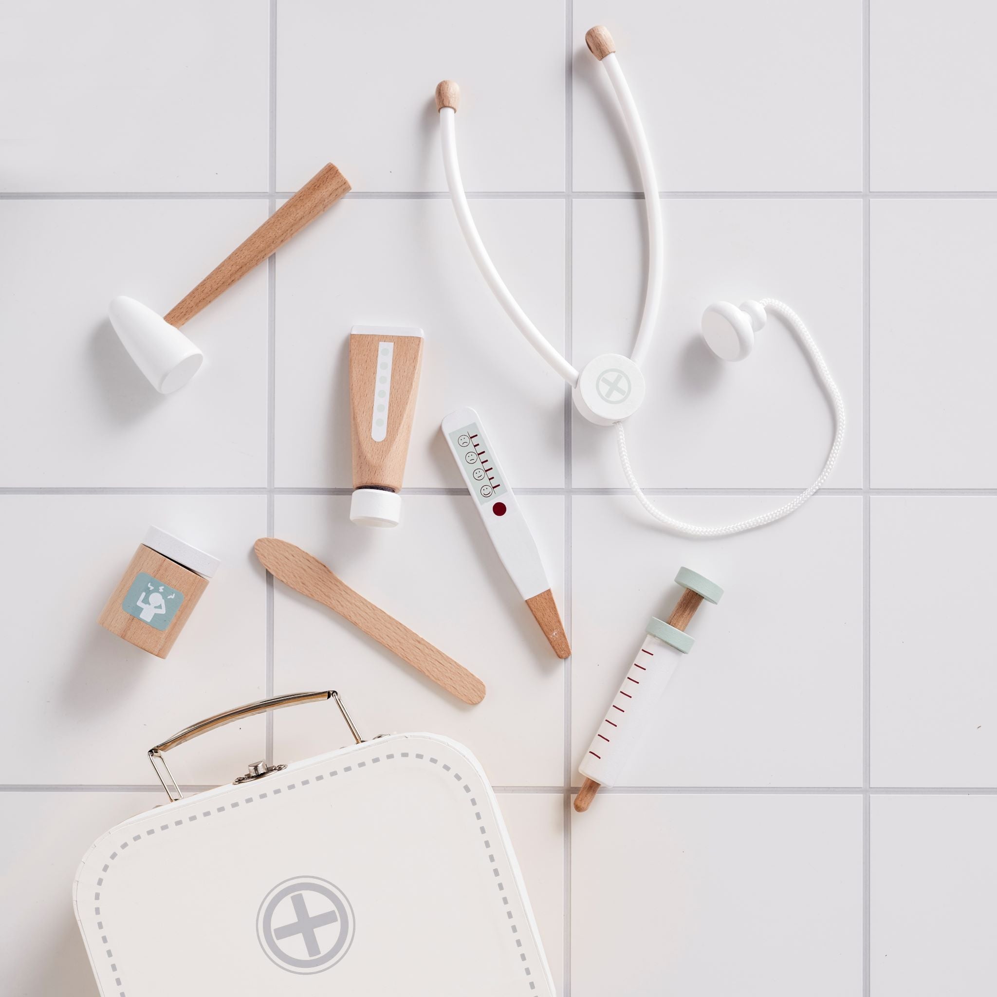 Kid's Concept Orvosi táska fa játék gyerekeknek - pippadu