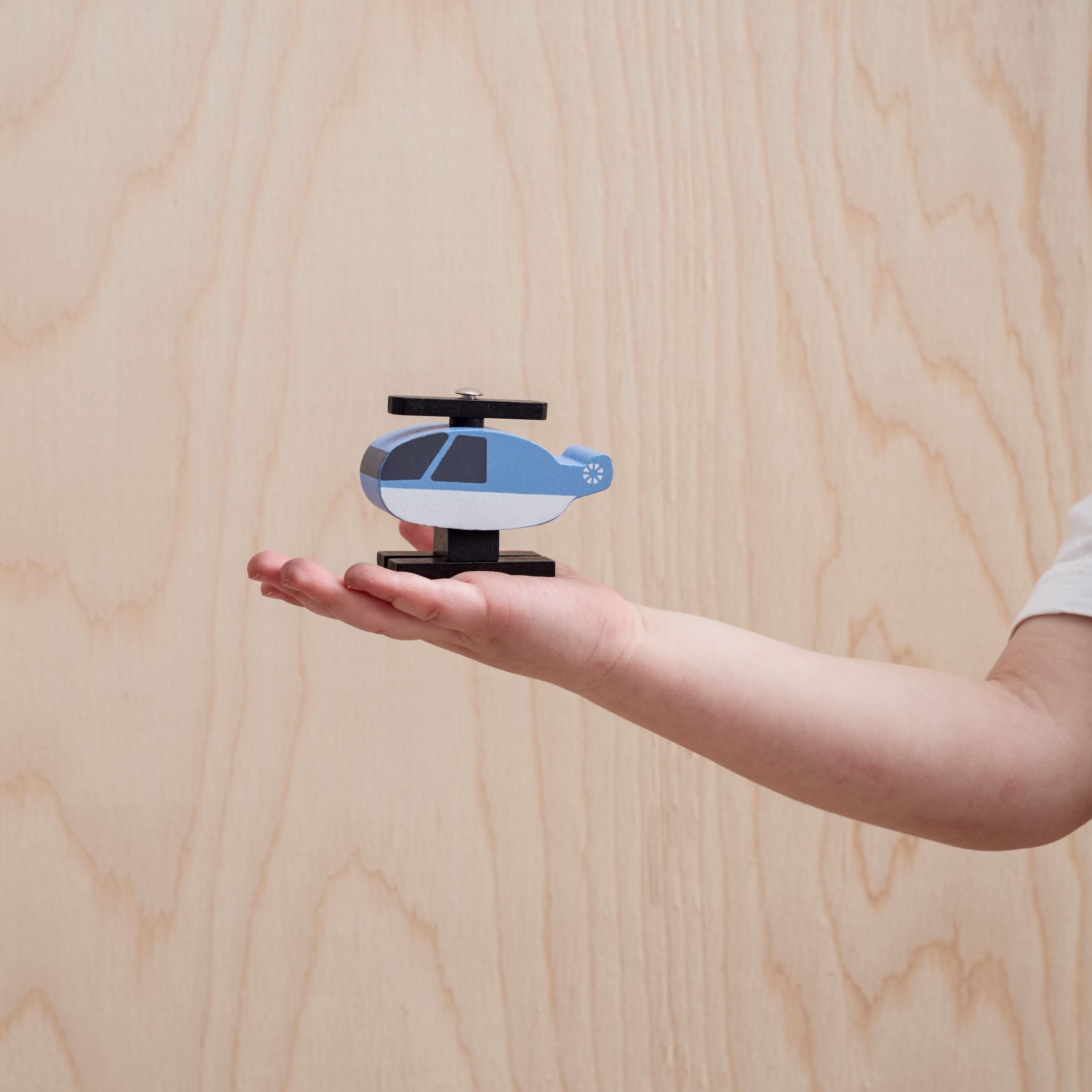 Pippadu - Fajáték gyerekeknek parkoló autó és helikopter - Kid's Concept