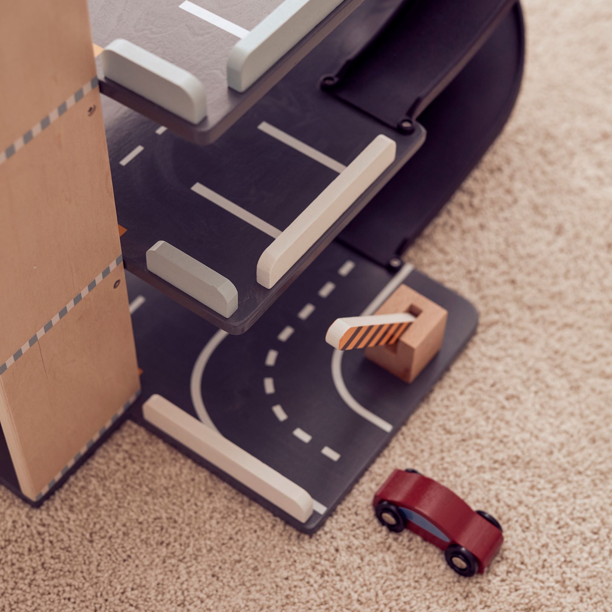 Kid's Concept fajáték gyerekeknek - Parkoló járművekkel - pippadu