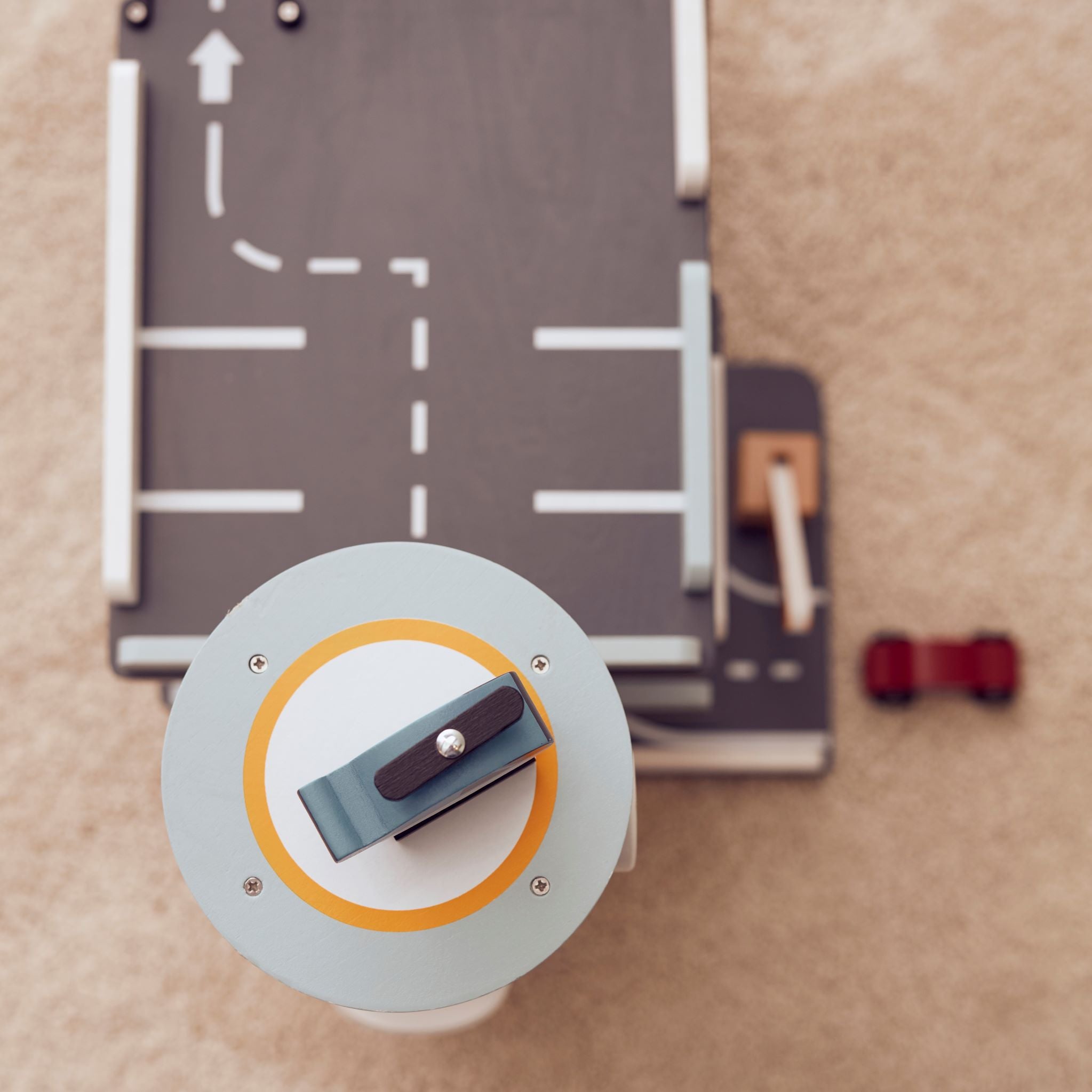 Kid's Concept - pippadu - Parkoló fajáték autókkal és helikopterrel