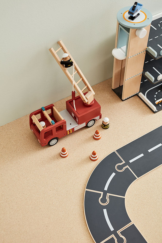 Kid's concept - Fa tűzoltó autó a pippadu polcain - gyerekjáték