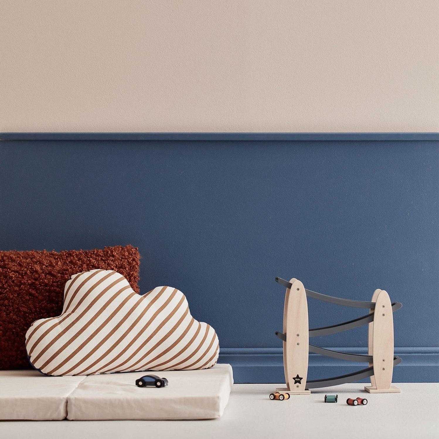 Kid's Concept Autók a lejtőn versenypálya fajáték - pippadu